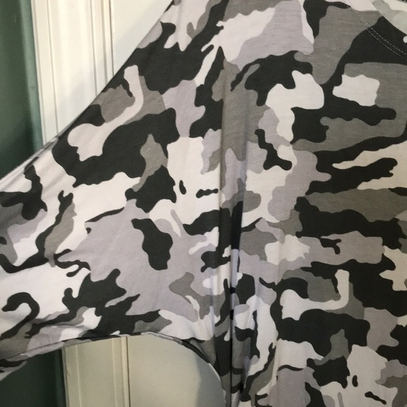 Retreat by Rhonda Shear Top Sz L Gray White Camo Soft w ruched sides Soft knit - Picture 3 of 10